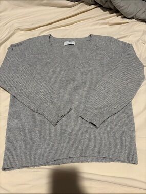 🎀4 for $20 SALE 🎀  Old Navy Light Gray V-Neck Ribbed Knit Sweater
